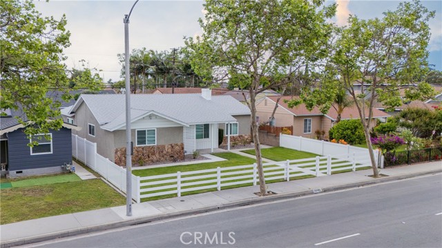 Detail Gallery Image 3 of 75 For 12748 Paramount Bld, Downey,  CA 90242 - 6 Beds | 3 Baths