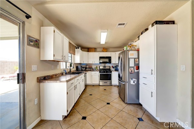 Detail Gallery Image 11 of 39 For 3531 San Jacinto Ave, Rosamond,  CA 93560 - 3 Beds | 2 Baths