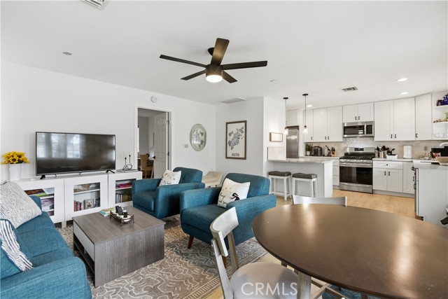 Detail Gallery Image 23 of 36 For 22637 Erwin St, Woodland Hills,  CA 91367 - 6 Beds | 5/1 Baths