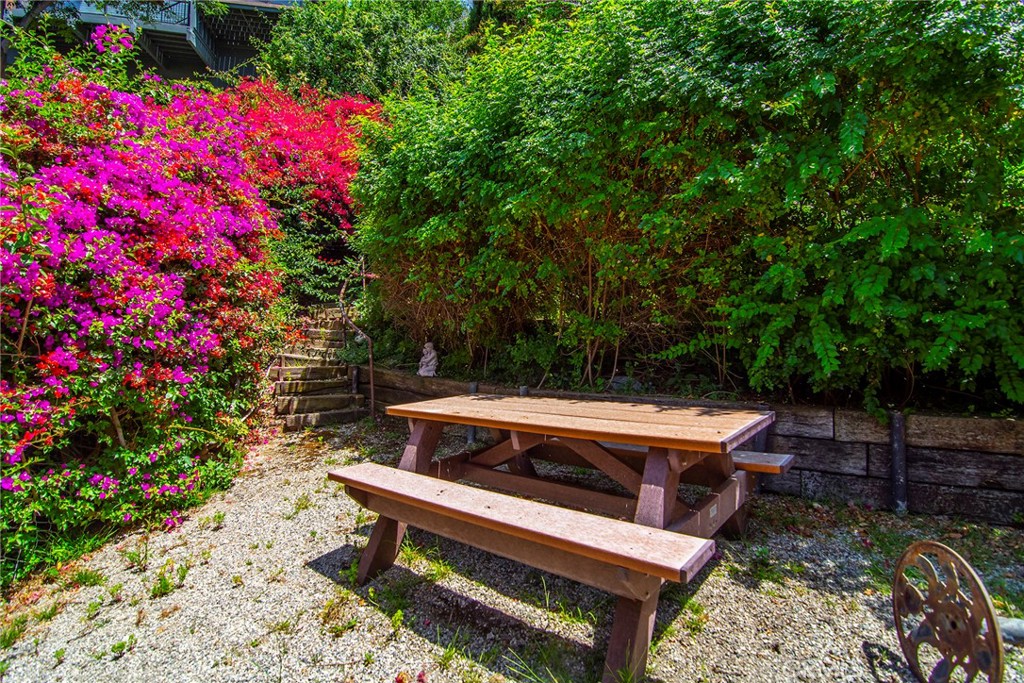 https://media.crmls.org/medias/f6cc5d82-c599-464f-a0f5-25506b7a15f3.jpg?preset=X-Large