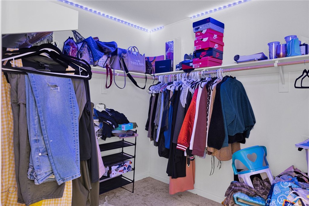 https://media.crmls.org/medias/f6cc7d7d-9bdc-4d4d-90f0-591894e09565.jpg?preset=X-Large