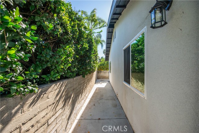 Detail Gallery Image 11 of 52 For 13608 Bassett St, Valley Glen,  CA 91405 - 6 Beds | 4 Baths