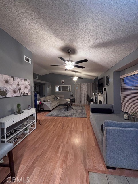 Detail Gallery Image 11 of 38 For 560 Coudures Way, Perris,  CA 92571 - 3 Beds | 2 Baths