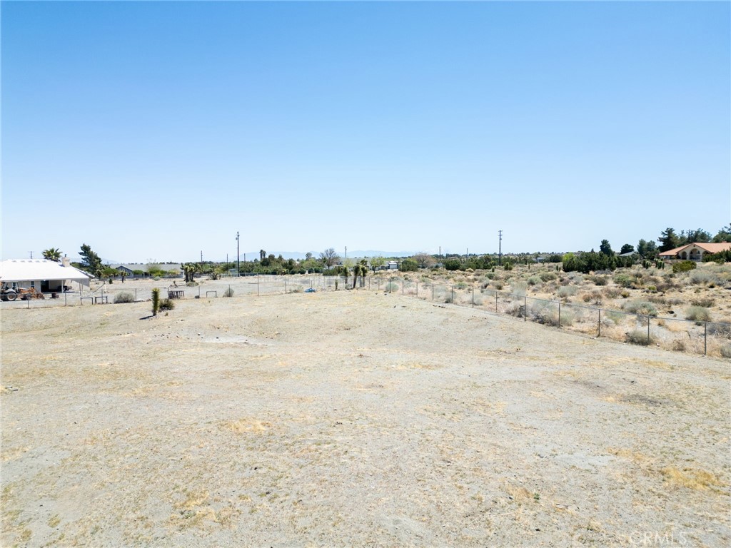 https://media.crmls.org/medias/f6d01b82-733b-434f-85d7-2dcbdcea920b.jpg?preset=X-Large