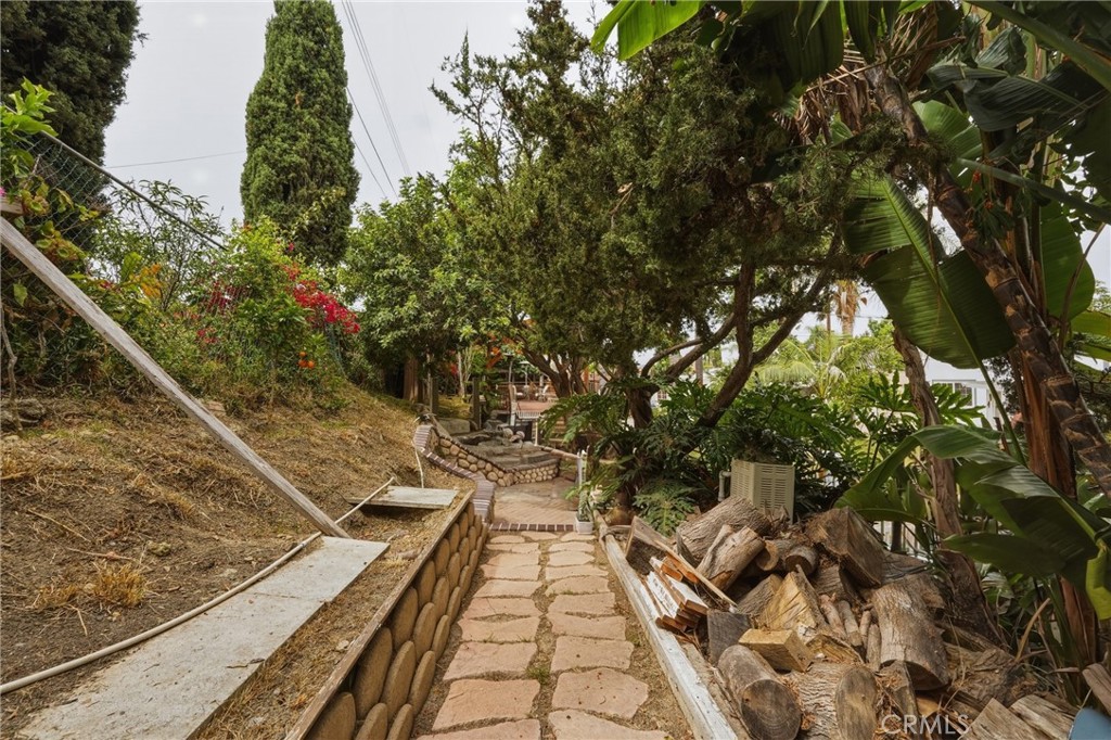 https://media.crmls.org/medias/f6d13731-0092-49e9-bc99-c09d1279ff0c.jpg?preset=X-Large