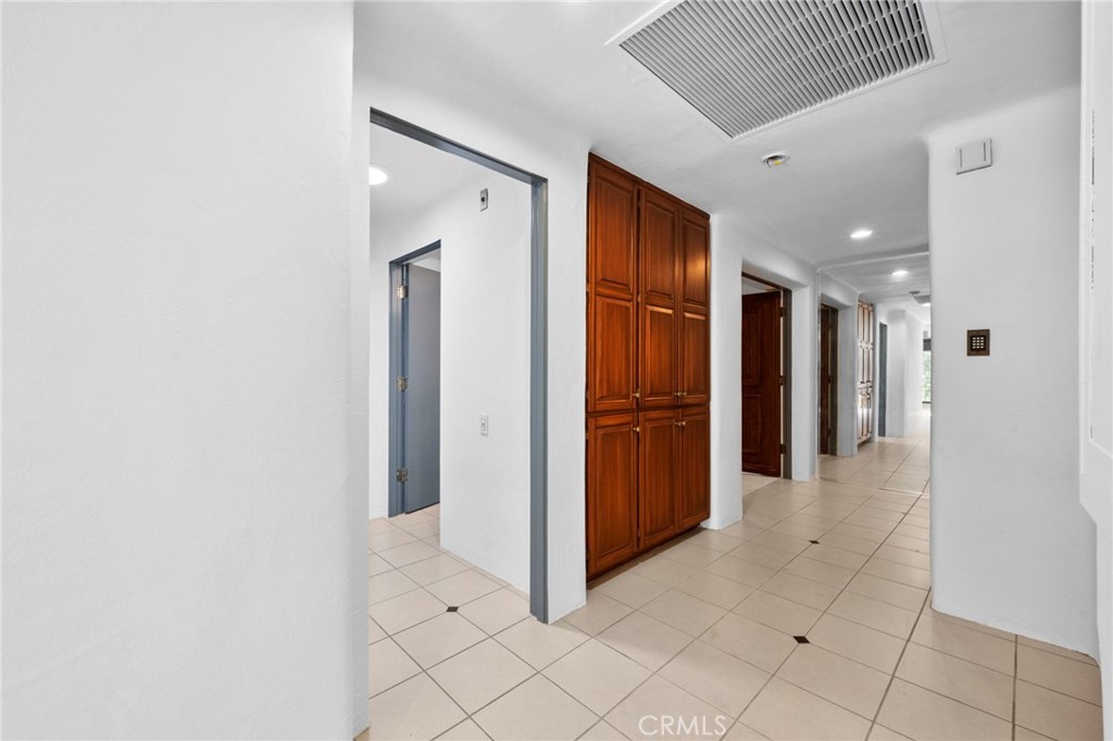 https://media.crmls.org/medias/f6d14562-9aa8-402c-a98b-e6b388b30786.jpg?preset=X-Large