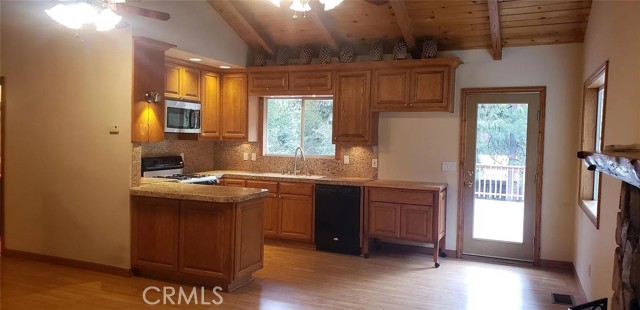 Detail Gallery Image 8 of 33 For 31465 Pinehurst, Running Springs,  CA 92382 - 4 Beds | 2 Baths