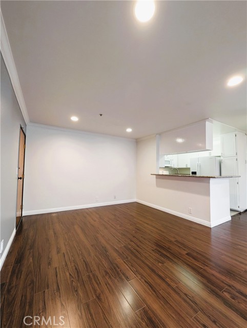 Detail Gallery Image 3 of 28 For 11162 Camarillo St #206,  –,  CA 91602 - 2 Beds | 2 Baths