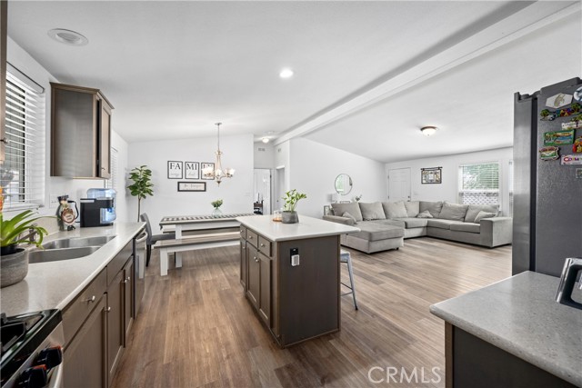 913 S Grand Avenue, San Jacinto CA: https://media.crmls.org/medias/f6d58074-c6fa-47fe-9a48-ac24a4cf7871.jpg