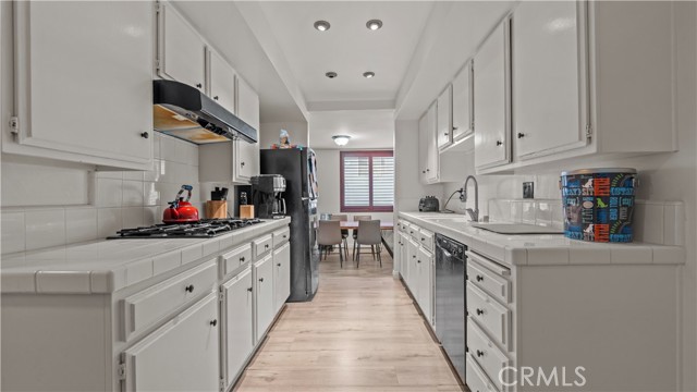 Detail Gallery Image 6 of 18 For 14521 Benefit St #102,  Sherman Oaks,  CA 91403 - 2 Beds | 2 Baths