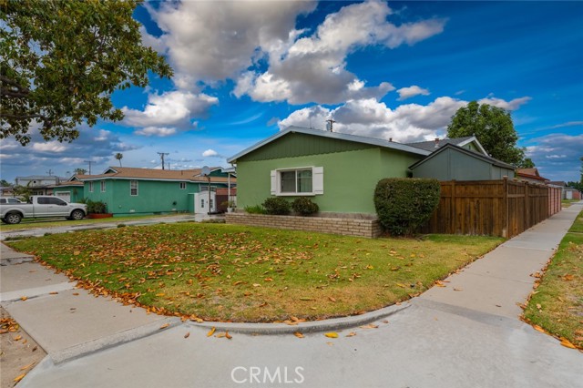 1501 W Baker Avenue, Fullerton CA: https://media.crmls.org/medias/f6d84149-3ab9-494f-b969-ccc8c3a01ec8.jpg