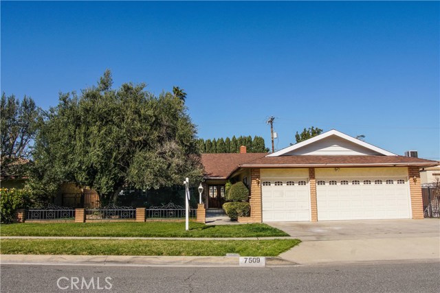 7509 Sarabeth St, Downey, CA 90242