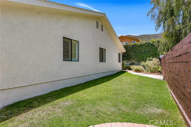 221 Acacia Lane, Newbury Park CA: https://media.crmls.org/medias/f6dea808-cf5b-43a9-8a32-90ff430b8cde.jpg