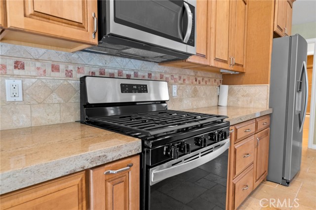 Detail Gallery Image 3 of 37 For 301 S Shakespeare Ln, Big Bear City,  CA 92314 - 3 Beds | 2 Baths