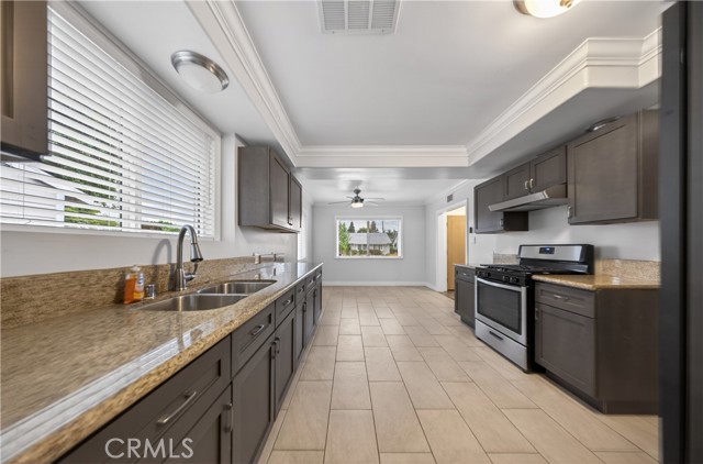 Detail Gallery Image 6 of 32 For 6906 Mclennan Ave, Lake Balboa,  CA 91406 - 3 Beds | 3 Baths