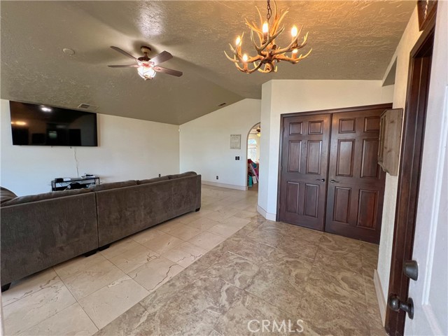 Detail Gallery Image 6 of 44 For 8323 Peach Ave, Hesperia,  CA 92345 - 4 Beds | 2/1 Baths