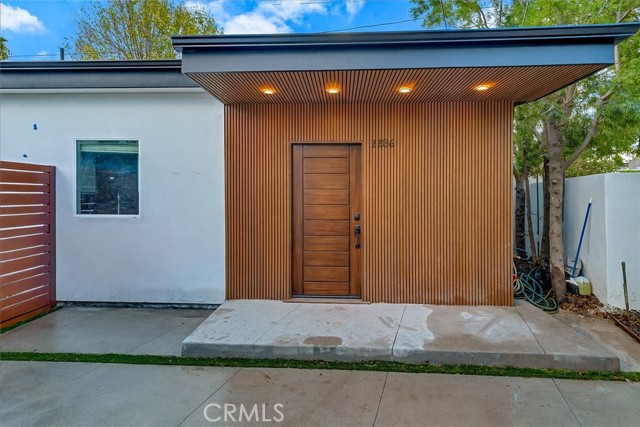 Detail Gallery Image 4 of 20 For 22136 Gilmore St, Woodland Hills,  CA 91303 - 3 Beds | 2/1 Baths