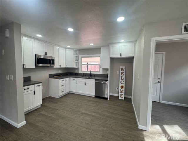 Detail Gallery Image 3 of 10 For 318 W Avenue J10, Lancaster,  CA 93534 - 3 Beds | 2 Baths