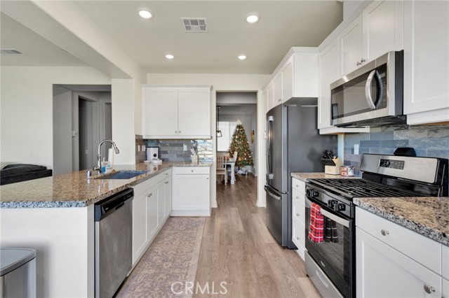 Detail Gallery Image 13 of 53 For 12672 Wycliff, Victorville,  CA 92392 - 4 Beds | 3 Baths