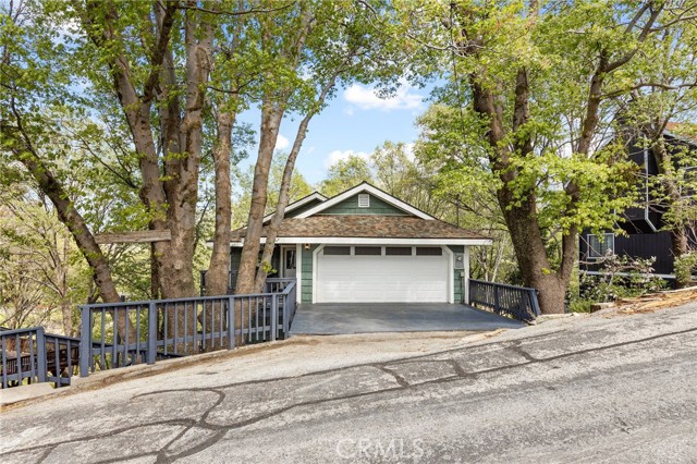 Detail Gallery Image 2 of 46 For 453 Davos, Crestline,  CA 92325 - 5 Beds | 2/1 Baths