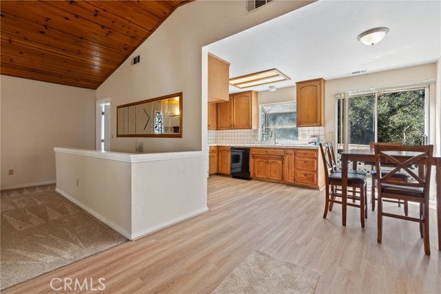 Detail Gallery Image 6 of 18 For 23561 Short Way, Crestline,  CA 92325 - 3 Beds | 1/1 Baths