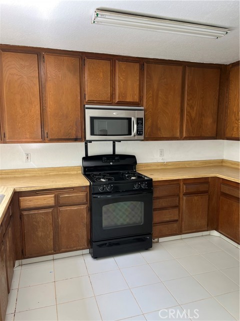 27 Dartmouth, Irvine CA: https://media.crmls.org/medias/f6e4b80c-e453-4789-8105-43f3c442eb26.jpg
