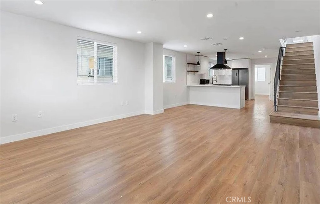 https://media.crmls.org/medias/f6e65b77-672a-4db5-819d-27d38d4b8918.jpg?preset=X-Large