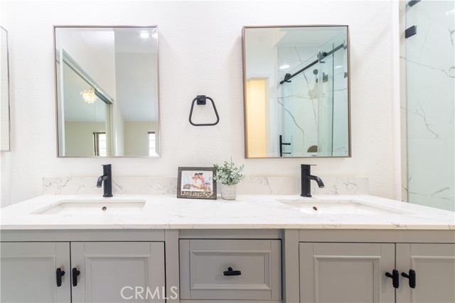 1033 S Dewcrest Drive, Anaheim CA: https://media.crmls.org/medias/f6e9725b-56df-4b3a-8651-2506daa6ee88.jpg