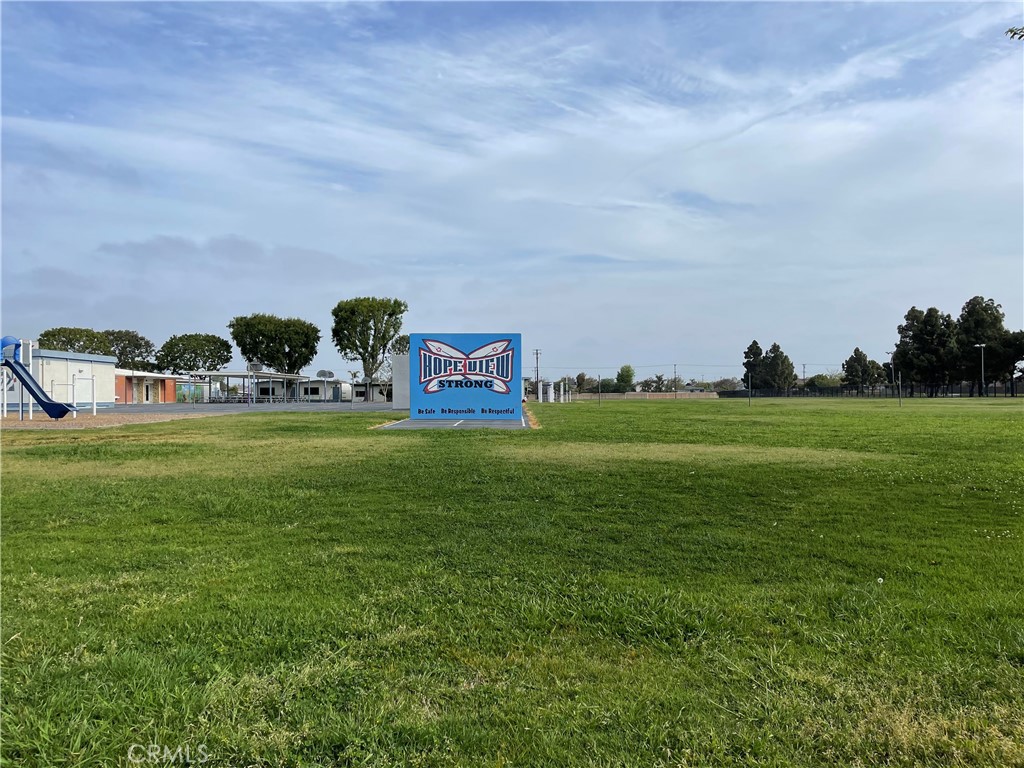 https://media.crmls.org/medias/f6ed1fcd-6628-4353-8ba8-c9b44baea925.jpg?preset=X-Large