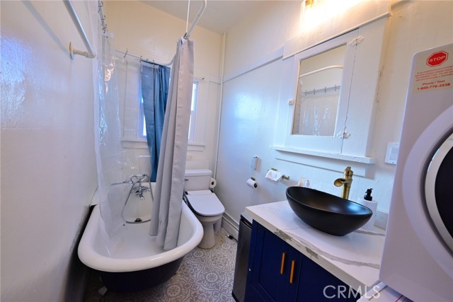 44 48 Navy Street, Venice CA: https://media.crmls.org/medias/f6ed3eb8-9f0e-47da-b240-8b6ddb5e6630.jpg