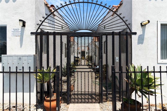 Detail Gallery Image 2 of 21 For 1257 W 38th St, Los Angeles,  CA 90037 - 2 Beds | 1 Baths