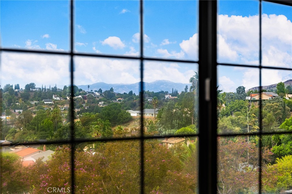 https://media.crmls.org/medias/f6f02753-2e63-4e73-841d-1a3318ba787f.jpg?preset=X-Large