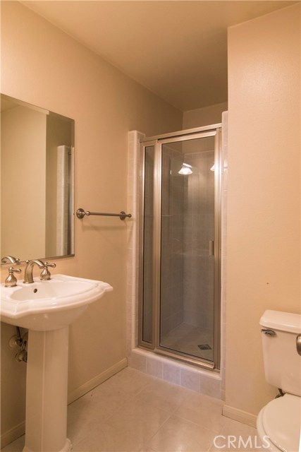 Shared bath with pedestal sink