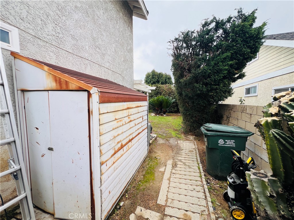 https://media.crmls.org/medias/f6f39ad6-134d-4758-87a9-c568575321c9.jpg?preset=X-Large
