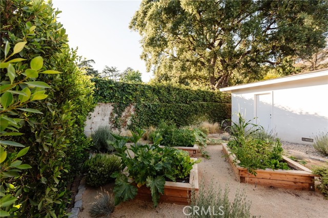 4367 Rising Hill Road, Altadena CA: https://media.crmls.org/medias/f6f87891-5fcb-48df-93c5-a68c72dac18a.jpg