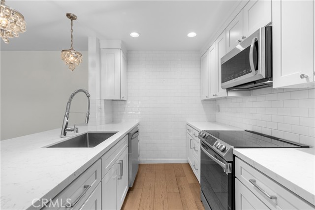 Image 3 of 33 For 5257 Radford Ave  101