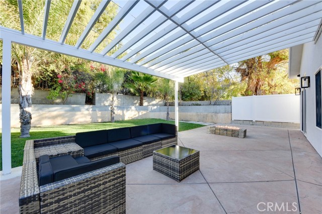22237 Buena Ventura Street, Woodland Hills CA: https://media.crmls.org/medias/f6fa6878-8857-4699-bfc1-e5ace9727932.jpg