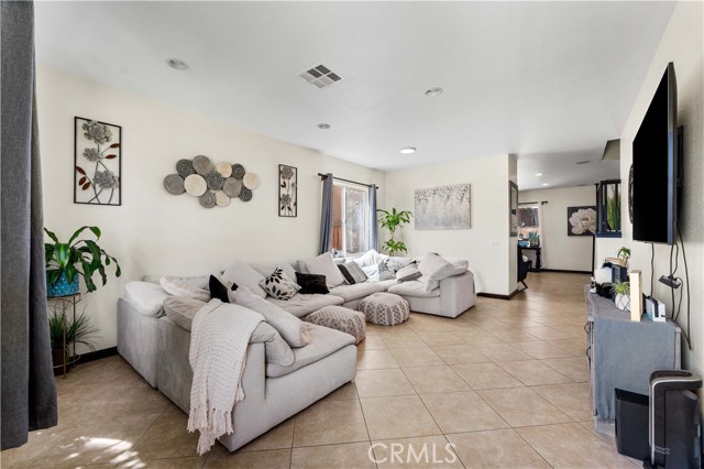 Detail Gallery Image 2 of 26 For 9482 Apricot Ct, Hesperia,  CA 92345 - 4 Beds | 2/1 Baths