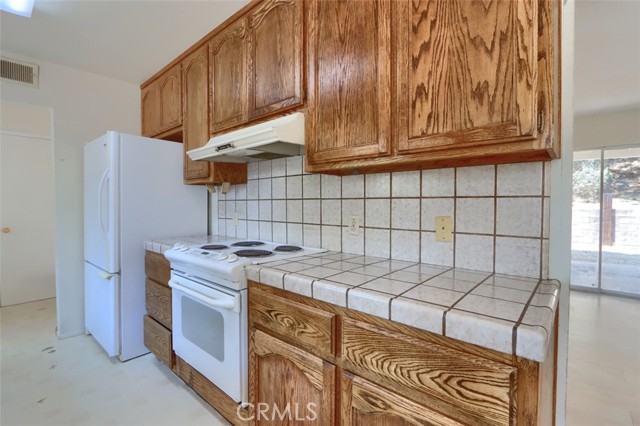 42912 Country Club E Drive, Oakhurst CA: https://media.crmls.org/medias/f6fd4bd2-3317-4040-ba58-168a93320e03.jpg