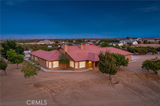 Detail Gallery Image 4 of 73 For 12325 Stuveling St, Oak Hills,  CA 92344 - 4 Beds | 2 Baths