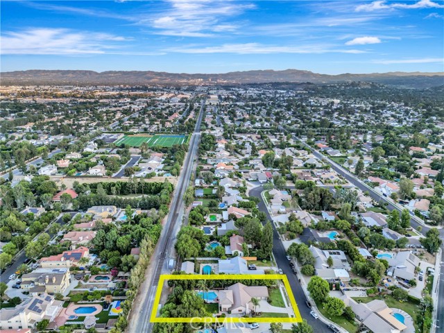 10938 Remmet Avenue, Chatsworth CA: https://media.crmls.org/medias/f704cee7-7b60-4bd1-b57b-2103cbcb364f.jpg