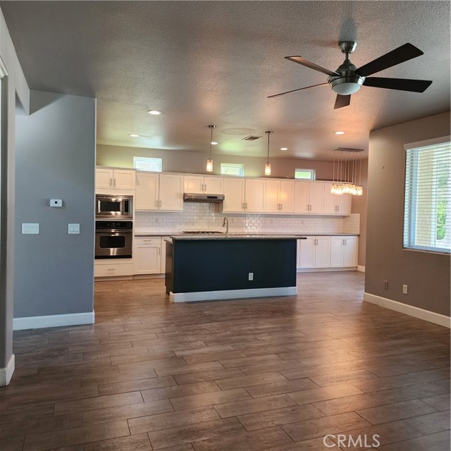 Detail Gallery Image 9 of 53 For 4479 N Emerald Peak Dr, Clovis,  CA 93619 - 4 Beds | 3 Baths