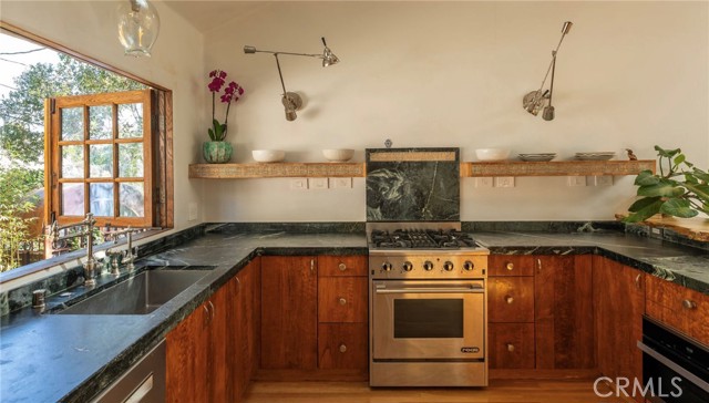 Detail Gallery Image 12 of 18 For 8978 Wonderland Ave, Los Angeles,  CA 90046 - 3 Beds | 2/1 Baths