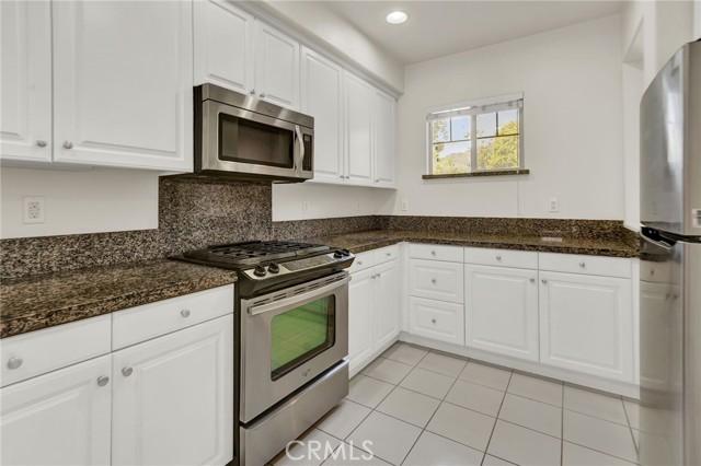 Detail Gallery Image 12 of 38 For 986 Sweetbriar Ln #B,  Azusa,  CA 91702 - 2 Beds | 2 Baths