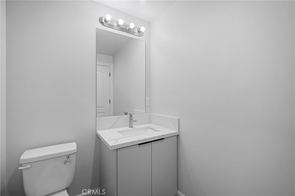 https://media.crmls.org/medias/f70d43f0-d81f-4901-a80c-b1bf7acfb041.jpg?preset=X-Large