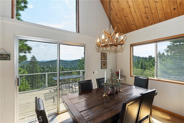 Detail Gallery Image 8 of 54 For 26354 Spyglass Dr, Lake Arrowhead,  CA 92352 - 3 Beds | 2 Baths