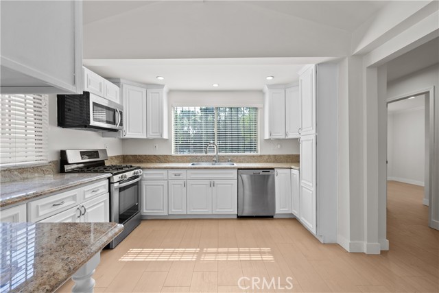 5025 Noble Avenue, Sherman Oaks CA: https://media.crmls.org/medias/f70fa9df-be5e-465f-9127-06d3a1fdc2c4.jpg
