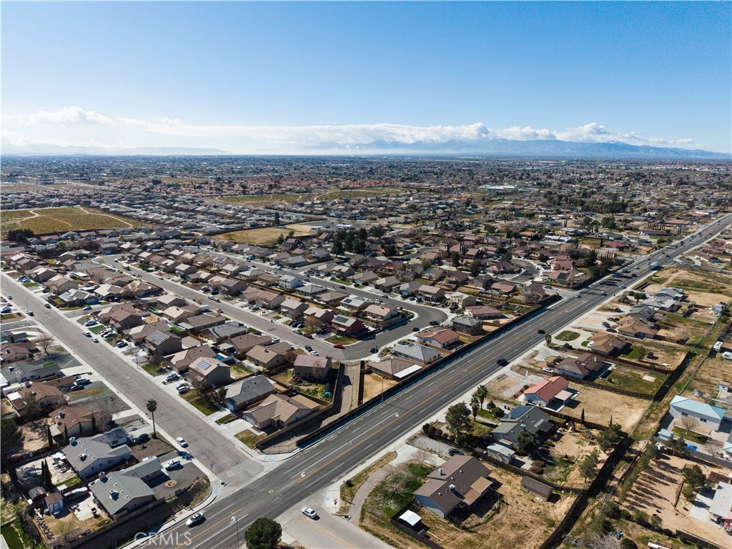 https://media.crmls.org/medias/f7101a78-ce8e-4b37-8c9b-256519e5c959.jpg?preset=X-Large