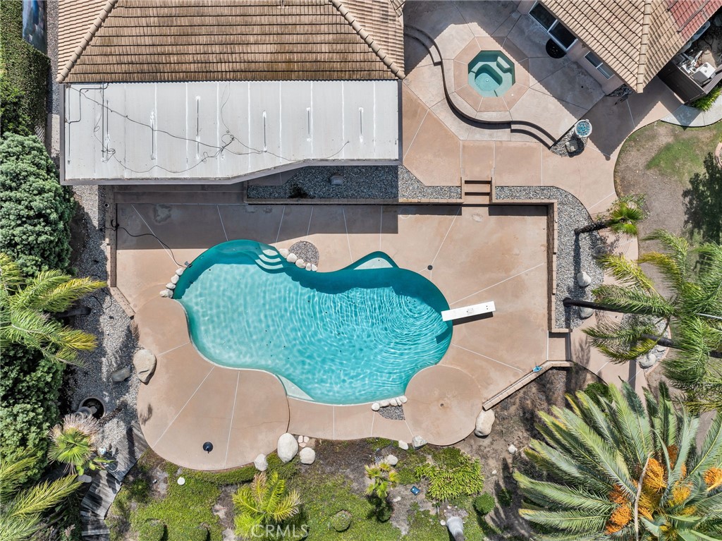 https://media.crmls.org/medias/f7118d17-4b94-4041-a122-d96553dc7897.jpg?preset=X-Large