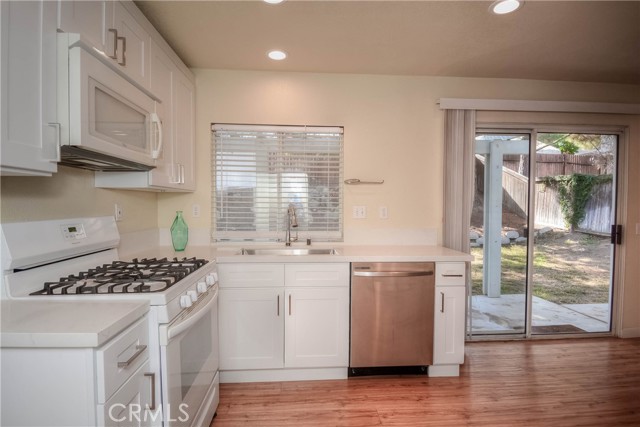 Detail Gallery Image 12 of 31 For 554 Pointe Vista Ct, Corona,  CA 92881 - 3 Beds | 2/1 Baths